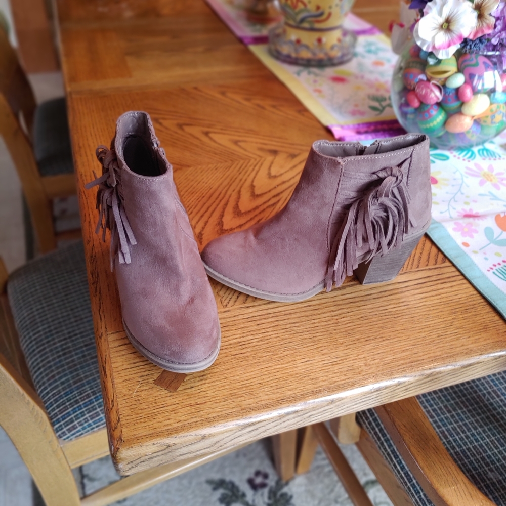 Ankle boots with fringe